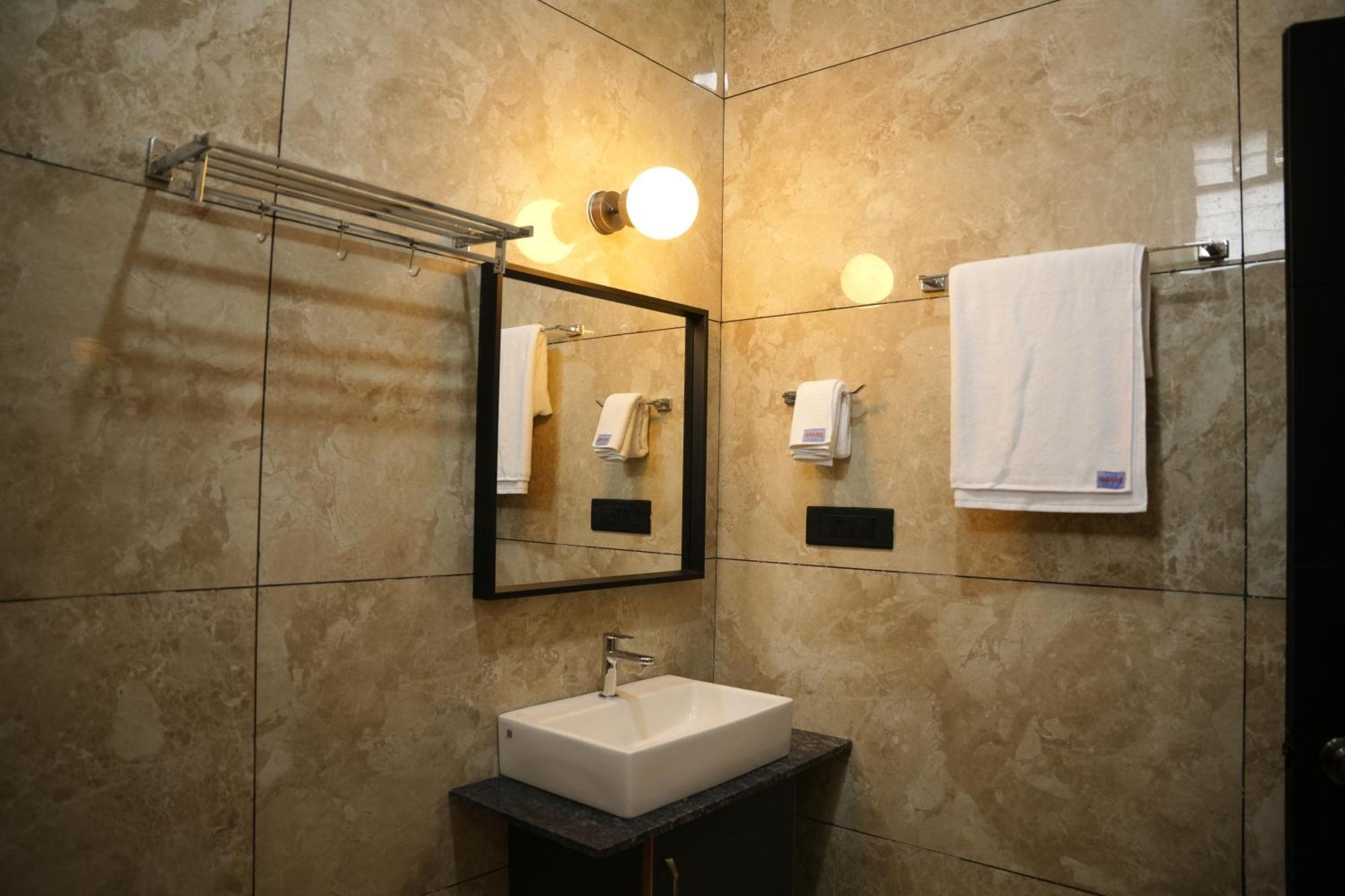 Hotel Sarvam Residency Sagar  Esterno foto
